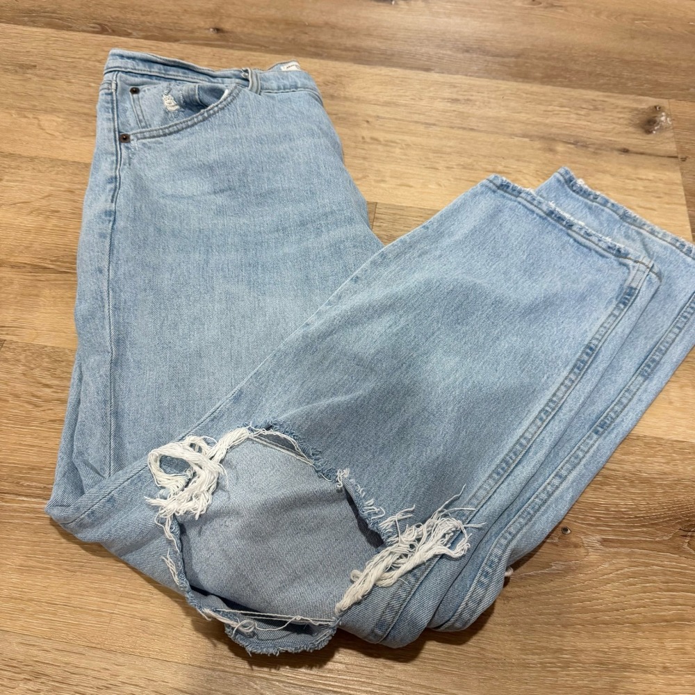Abercrombie & Fitch The 90s Straight Ultra High Rise Distressed Jeans 16